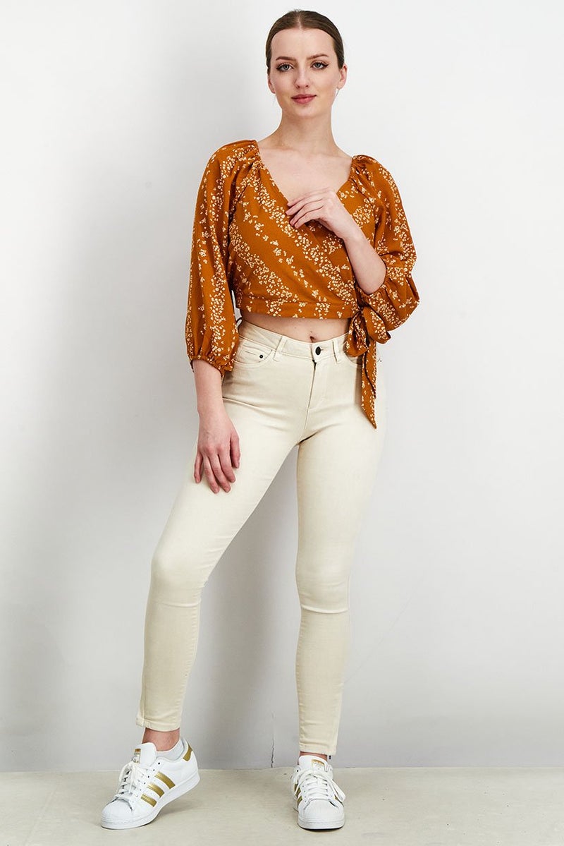 BCBG Paris بلوزة نسائية بأكمام طويلة على شكل حرف V بطبعة زهور، بني - Image 3
